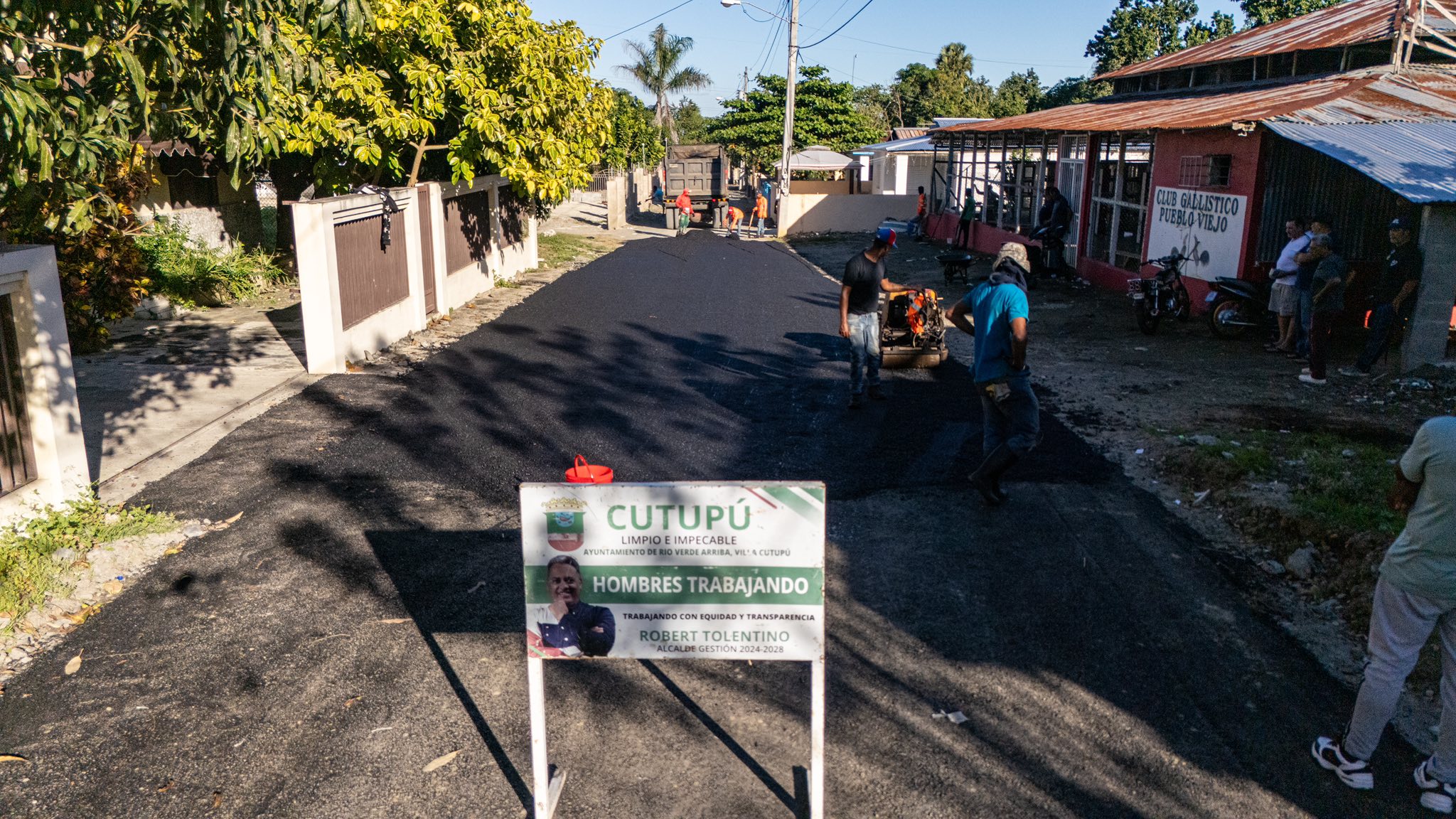 Asfaltado entrada de la gallera en Pueblo Viejo